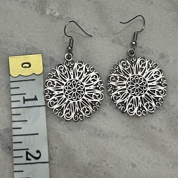 Round Silver metal earrings and silvery and turquoise colored Ankle Bracelet - Picture 3 of 5